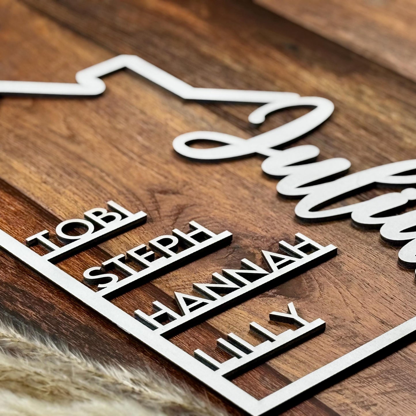 Familienschild aus Holz personalisiert – Geschenk für Einzug, Hochzeit & Familie