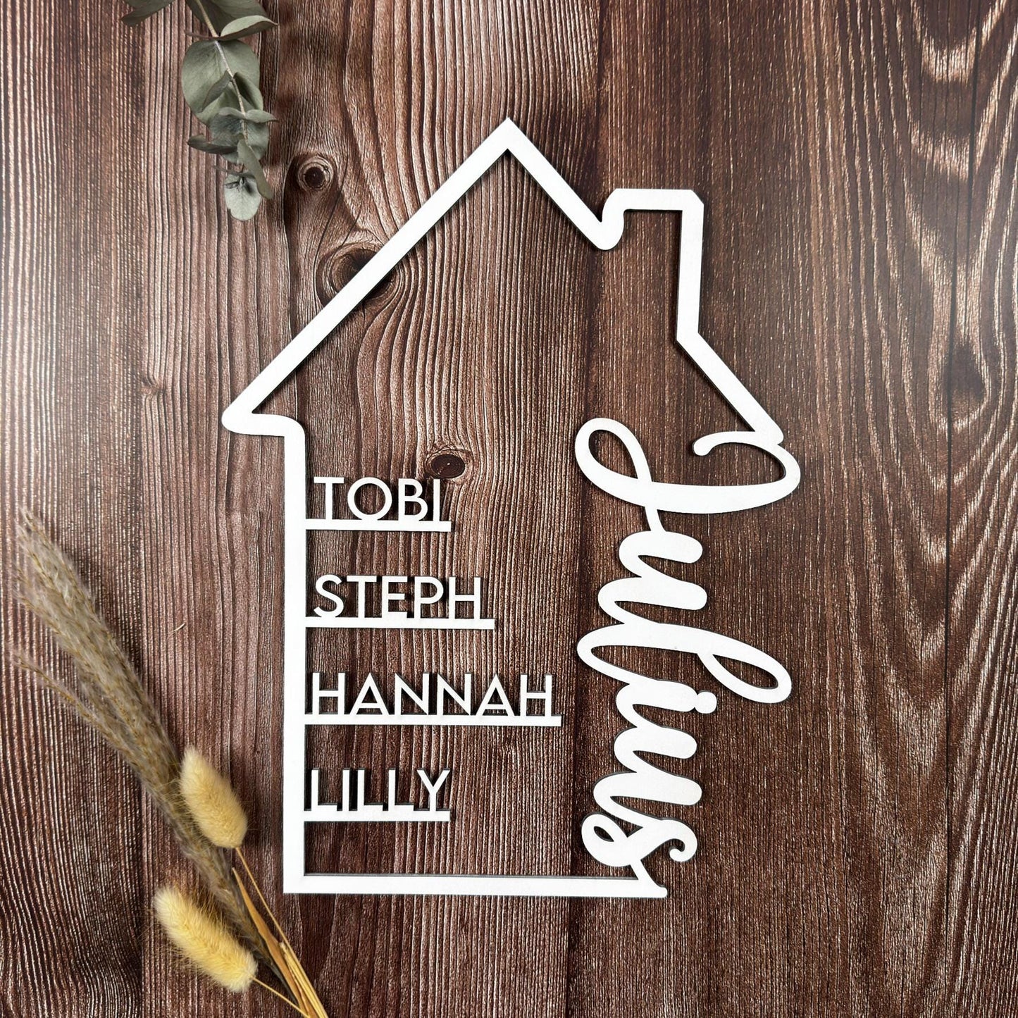 Familienschild aus Holz personalisiert – Geschenk für Einzug, Hochzeit & Familie