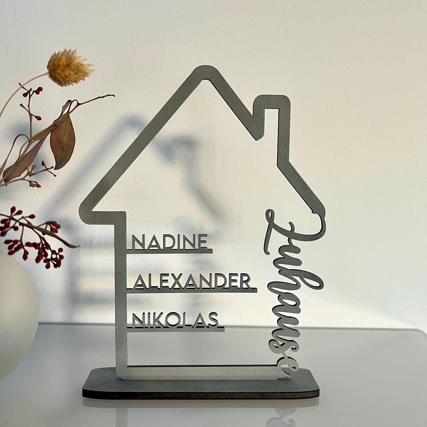 Familienschild aus Holz personalisiert – Geschenk zur Hochzeit, Einzug & Familie