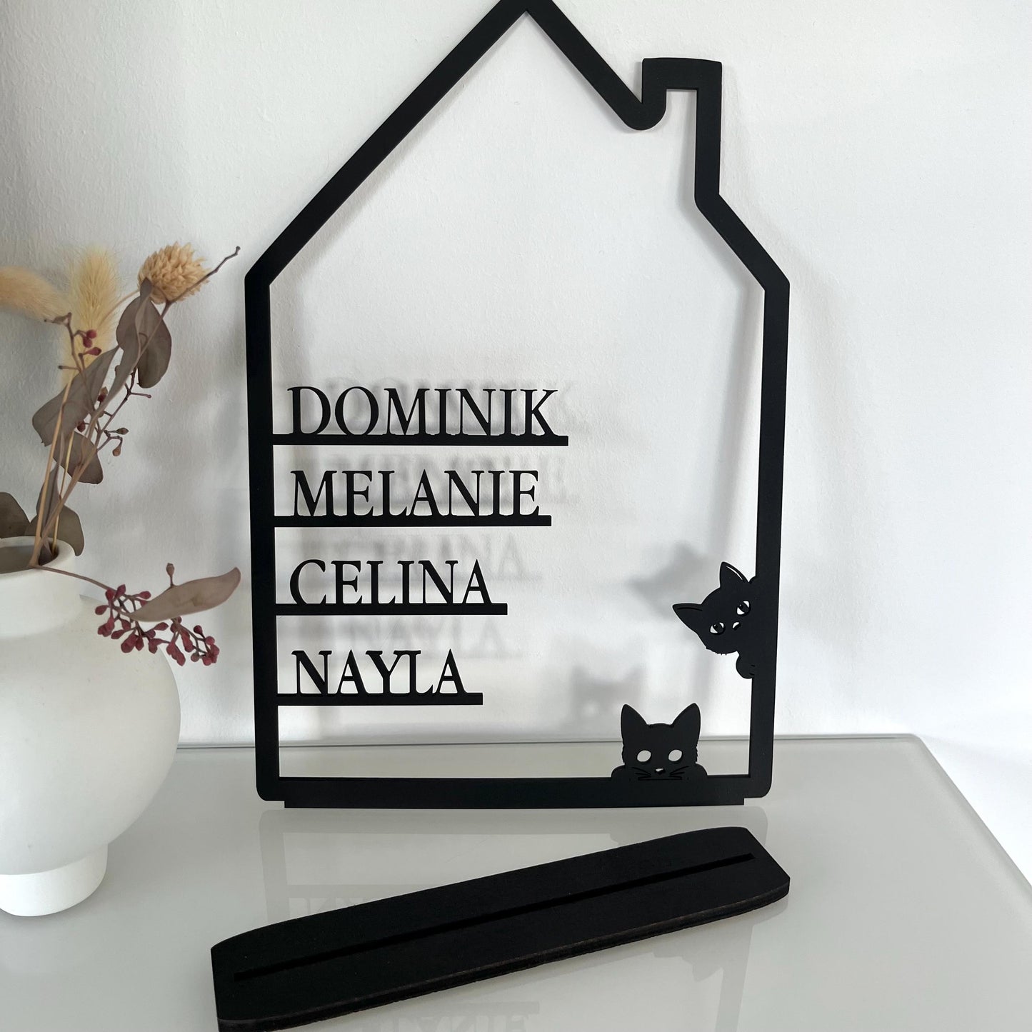Familienschild aus Holz personalisiert – Hausform mit Katzen & Vornamen