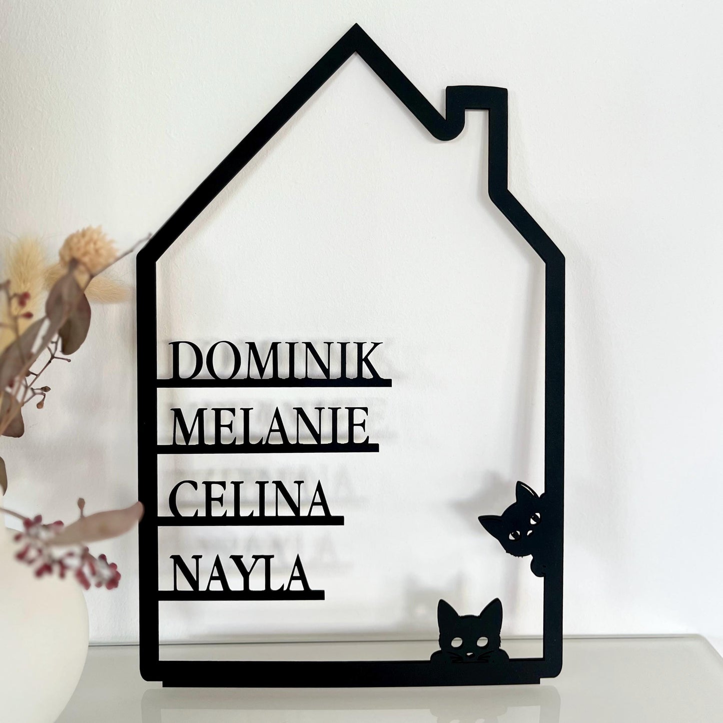 Familienschild aus Holz personalisiert – Hausform mit Katzen & Vornamen