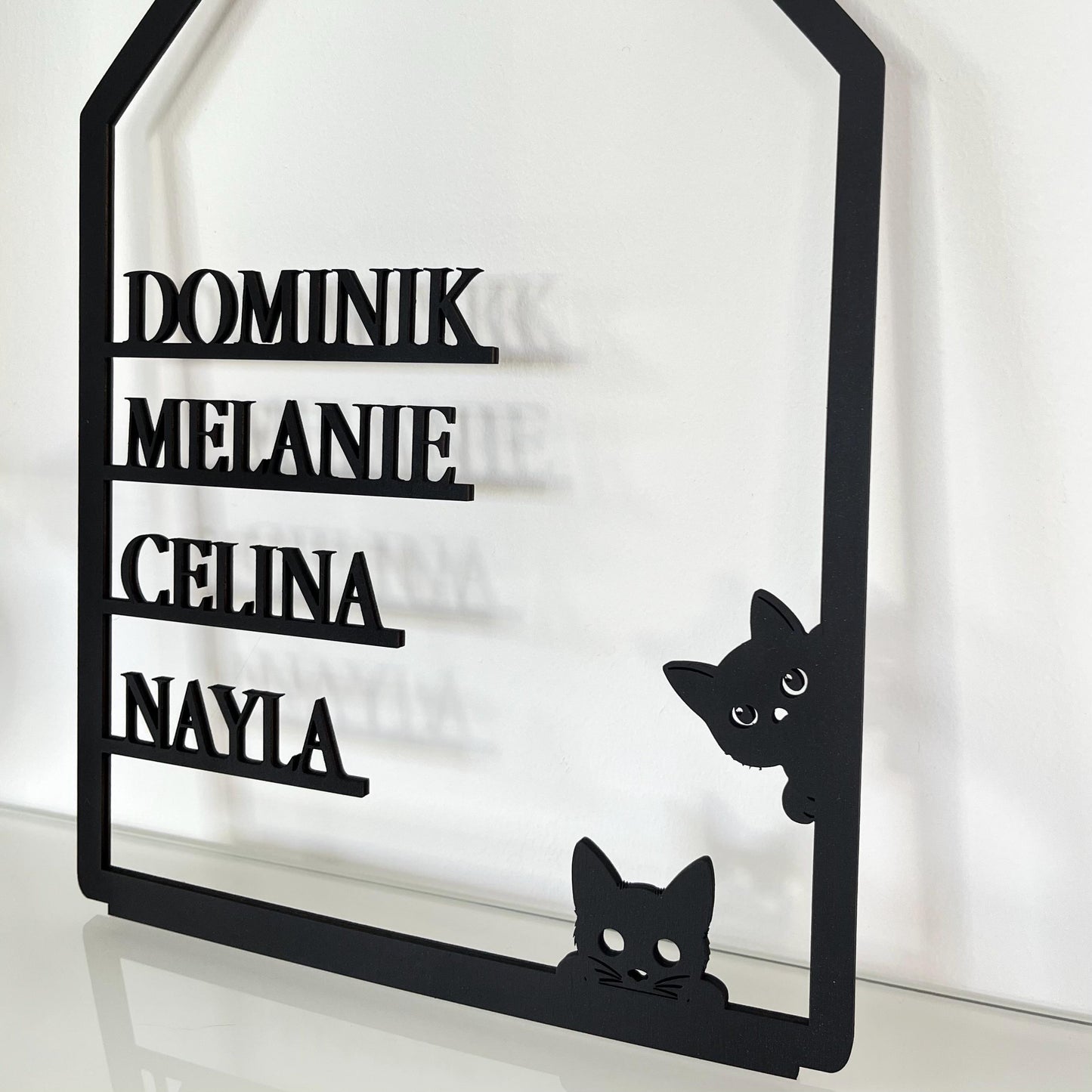 Familienschild aus Holz personalisiert – Hausform mit Katzen & Vornamen