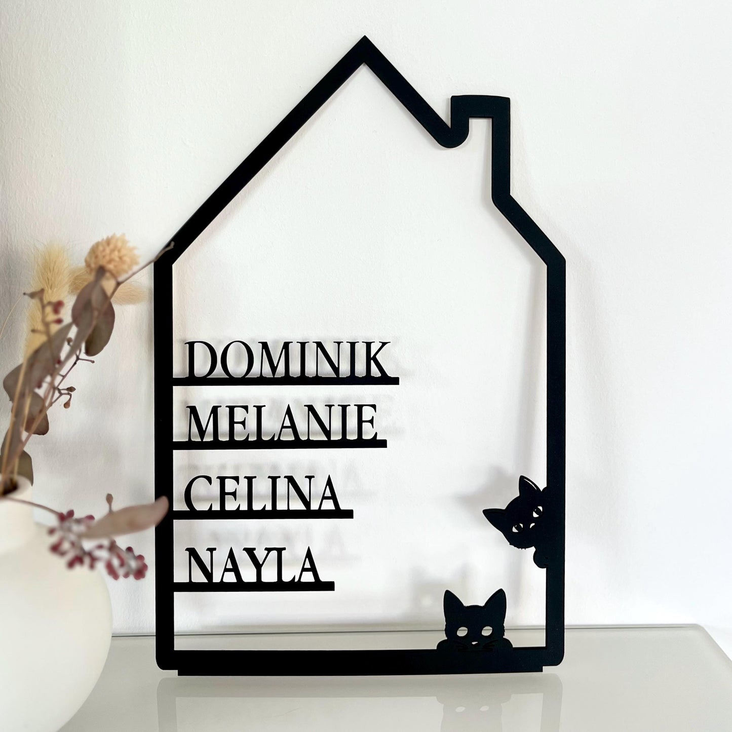 Familienschild aus Holz personalisiert – Hausform mit Katzen & Vornamen
