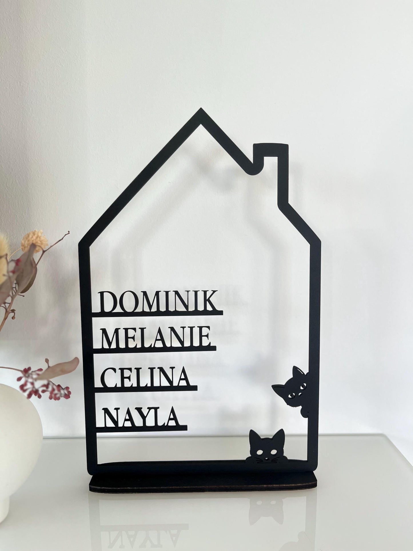 Familienschild aus Holz personalisiert – Hausform mit Katzen & Vornamen