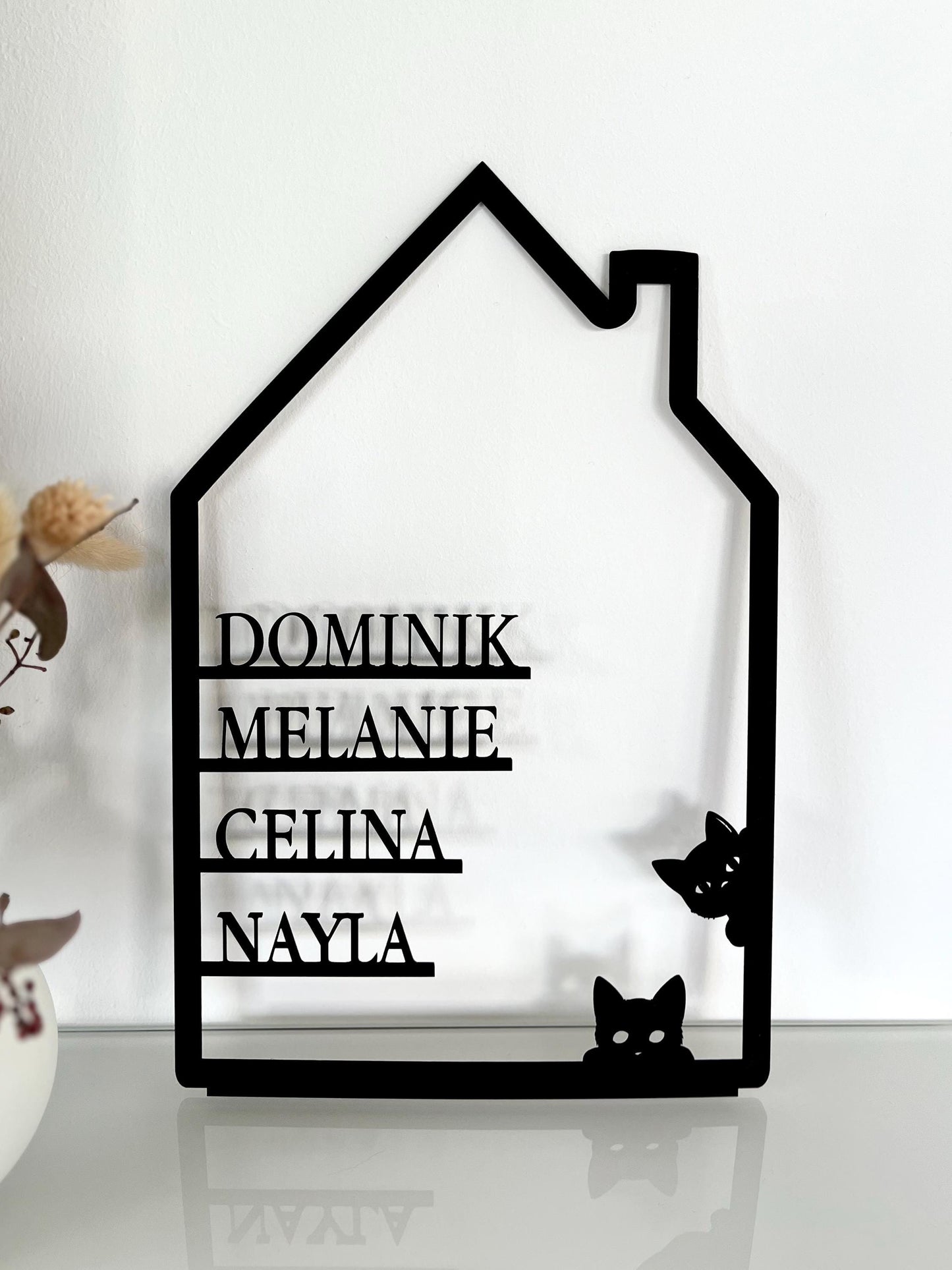 Familienschild aus Holz personalisiert – Hausform mit Katzen & Vornamen