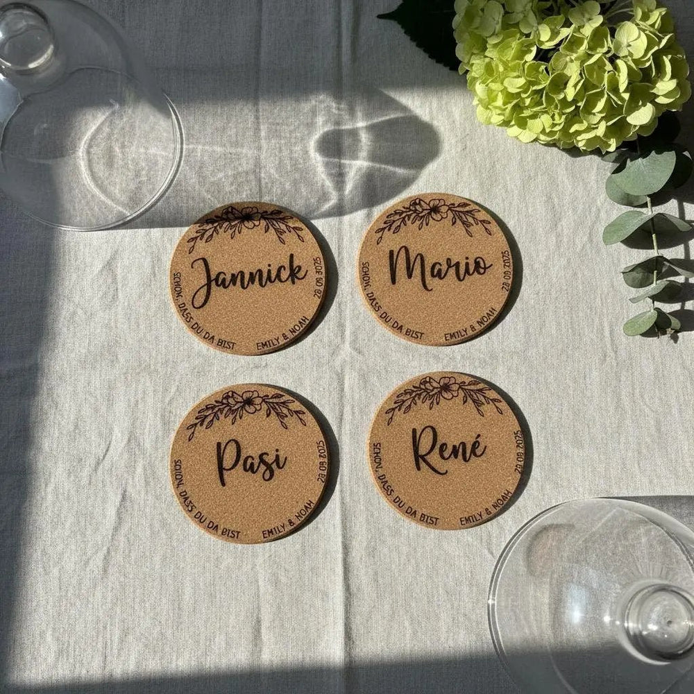 Marque-places de mariage en liège : étiquettes nominatives et dessous-de-verre gravés