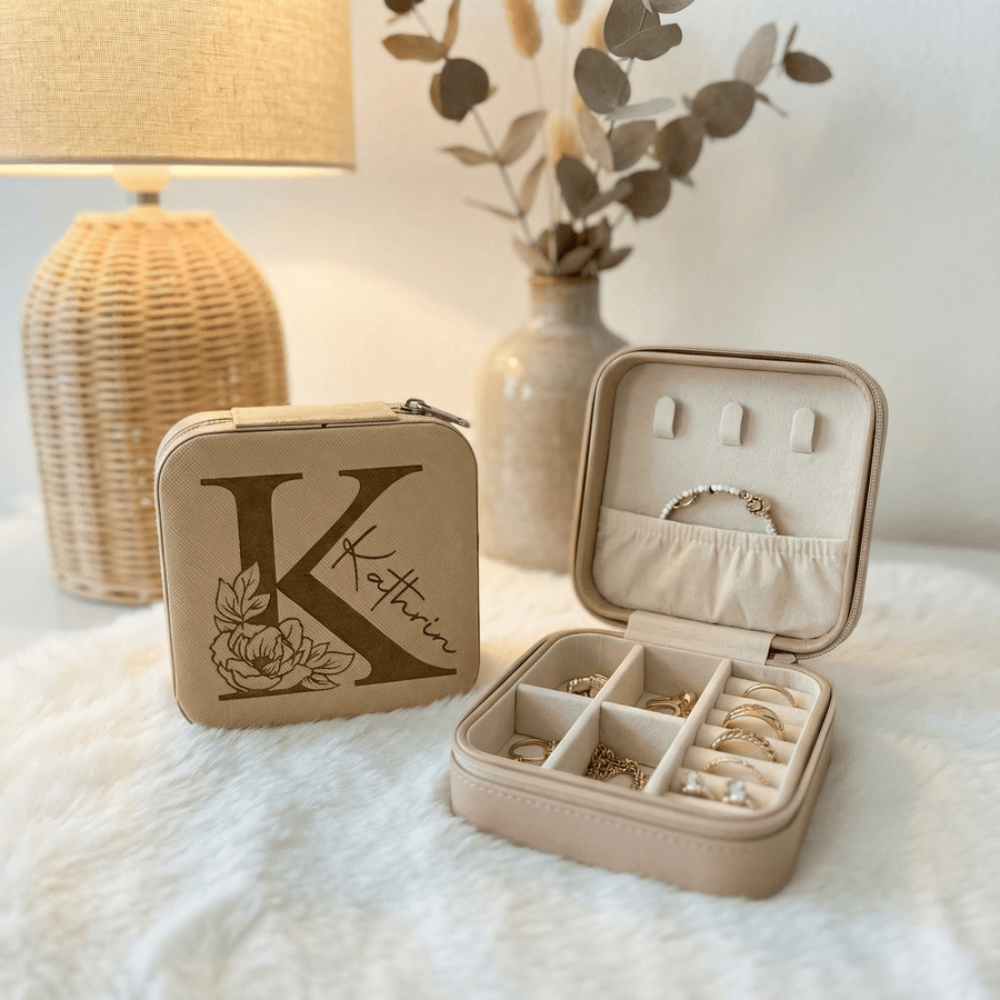 Schmuckkästchen personalisiert: Wann Gravur, Sternzeichen und Geburtsblume wirklich edel wirken - LaserArt Germany