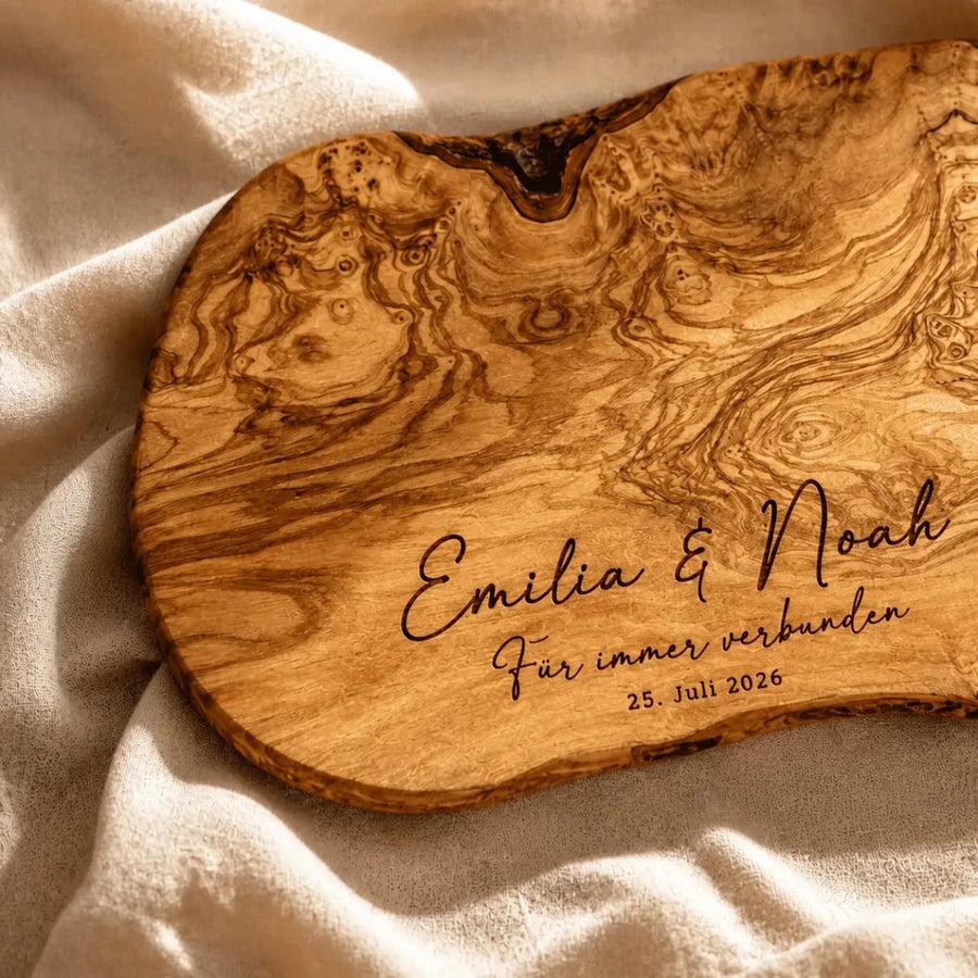 Olivenholzbrett mit Gravur — Personalisiertes Hochzeitsgeschenk