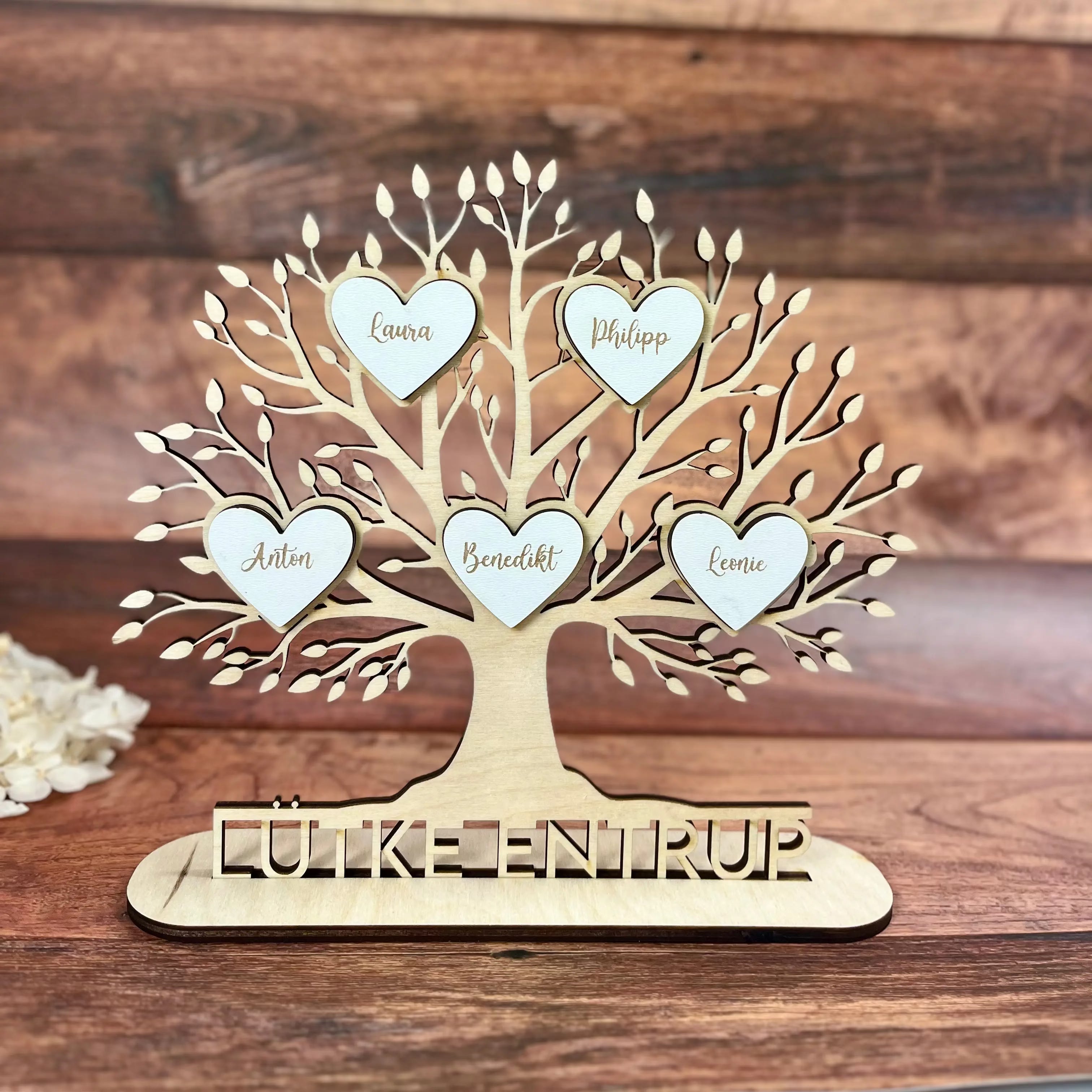 Familienstammbaum aus Holz personalisiert mit Familienname & Herzen | Baum des Lebens.