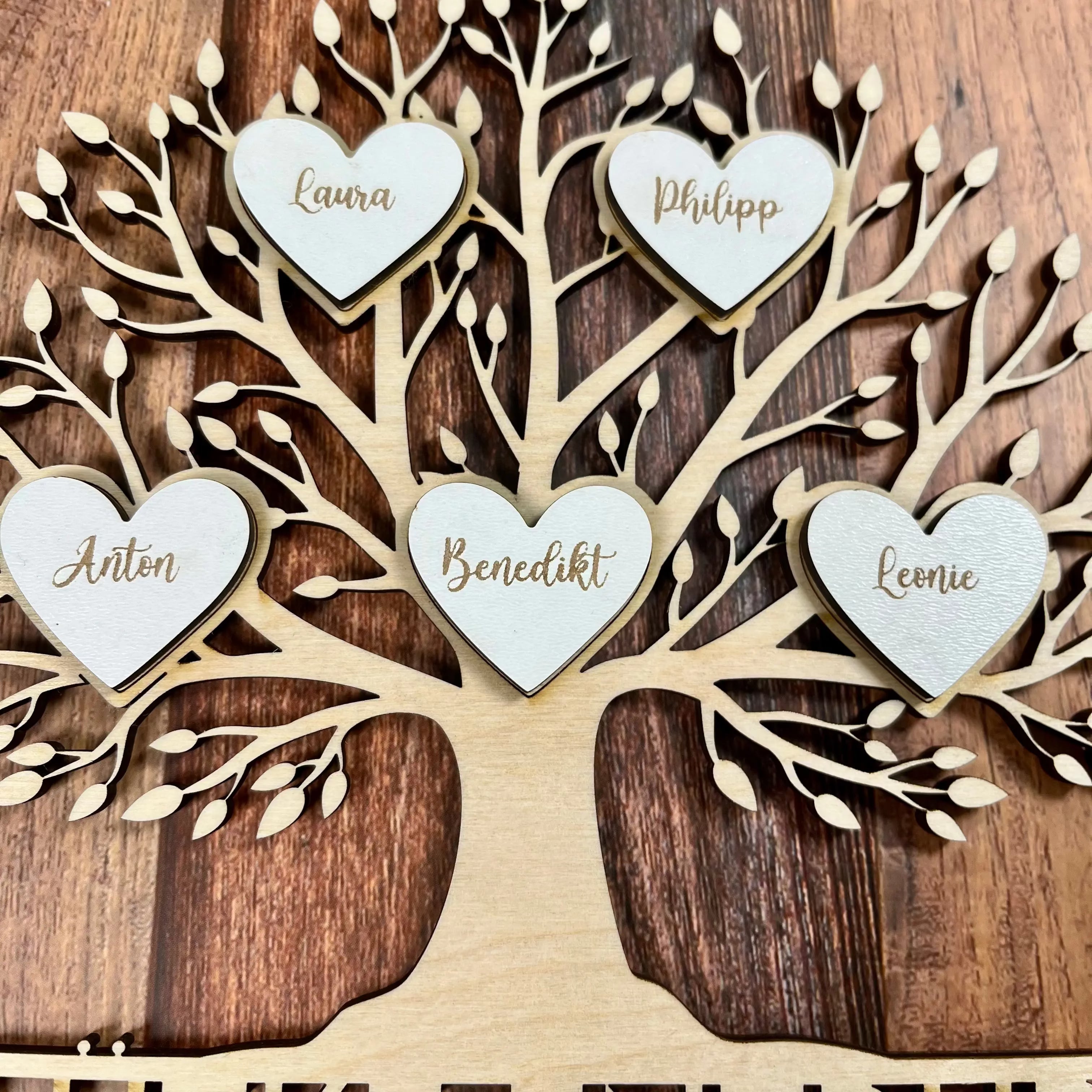 Familienstammbaum aus Holz personalisiert mit Familienname & Herzen | Baum des Lebens.