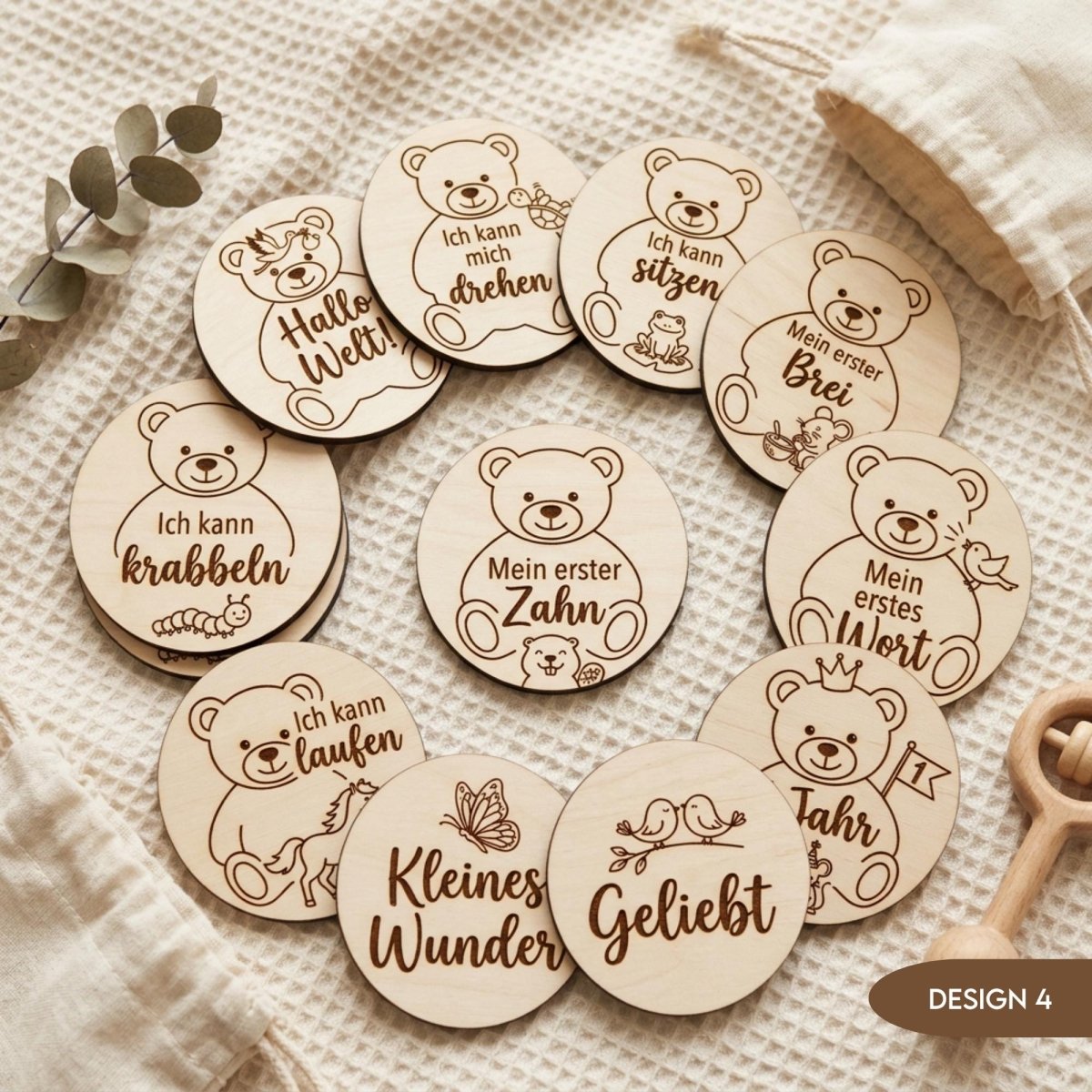 Baby Meilensteine aus Holz Waldtiere Bär personalisiert – Nahaufnahme der Holzmaserung