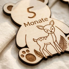 Baby Meilensteine aus Holz Waldtiere Bär personalisiert – Draufsicht auf mehrere Karten