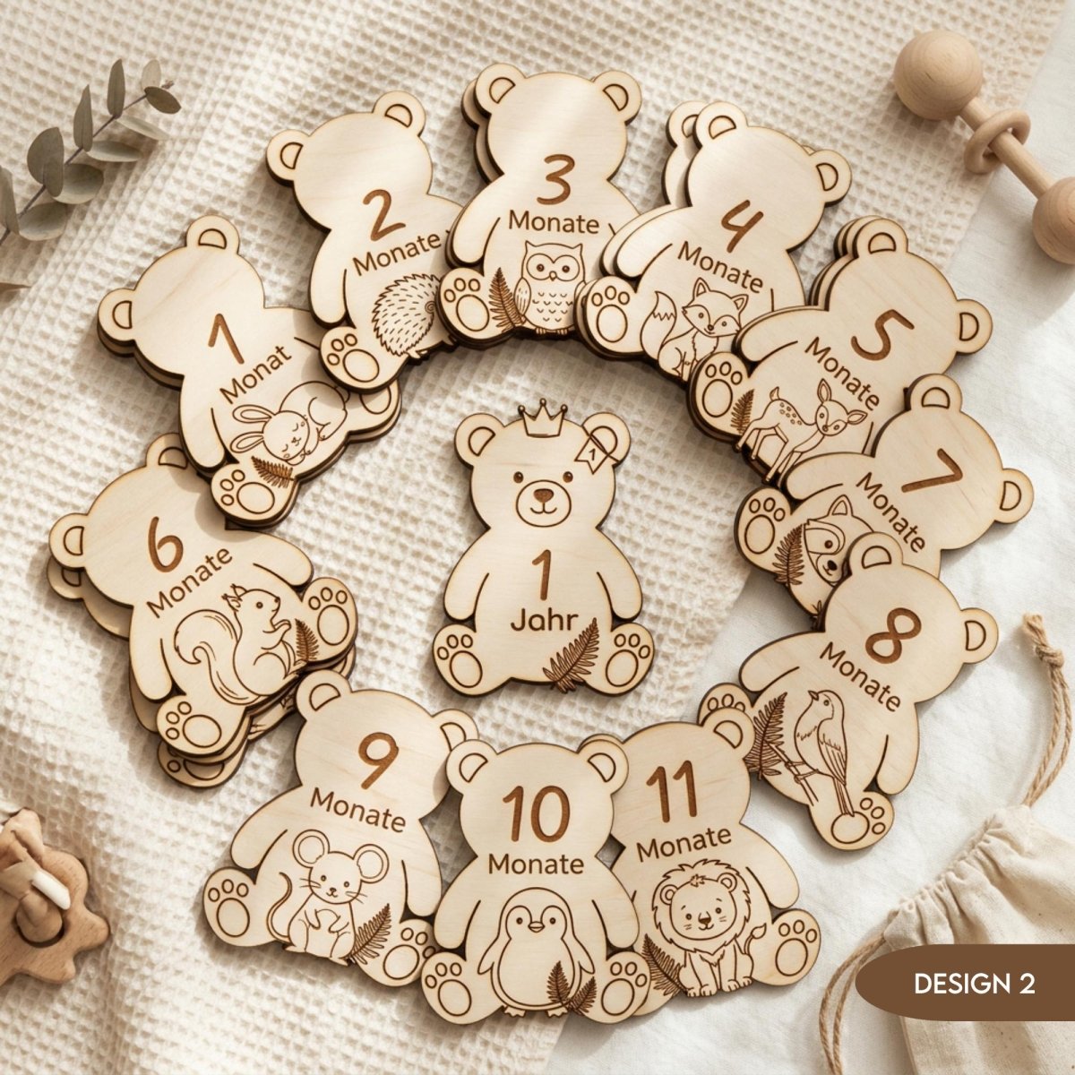 Baby Meilensteine aus Holz Waldtiere Bär personalisiert – Größenvergleich in der Hand