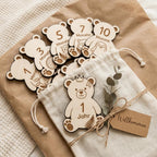 Baby Meilensteine aus Holz Waldtiere Bär personalisiert – Detailaufnahme des Bärenmotivs
