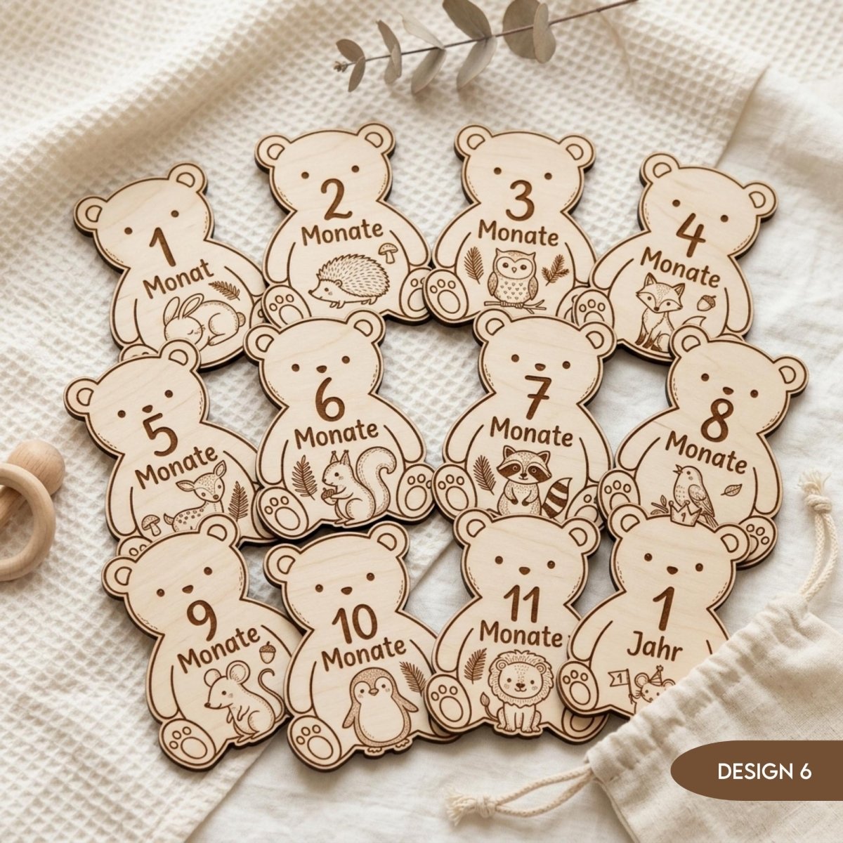 Baby Meilensteine aus Holz Waldtiere Bär personalisiert – Anwendungsbeispiel bei einem Fotoshooting