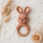 Baby-Rassel Hase Modern personalisiert – Seitenansicht des Hasenmotivs