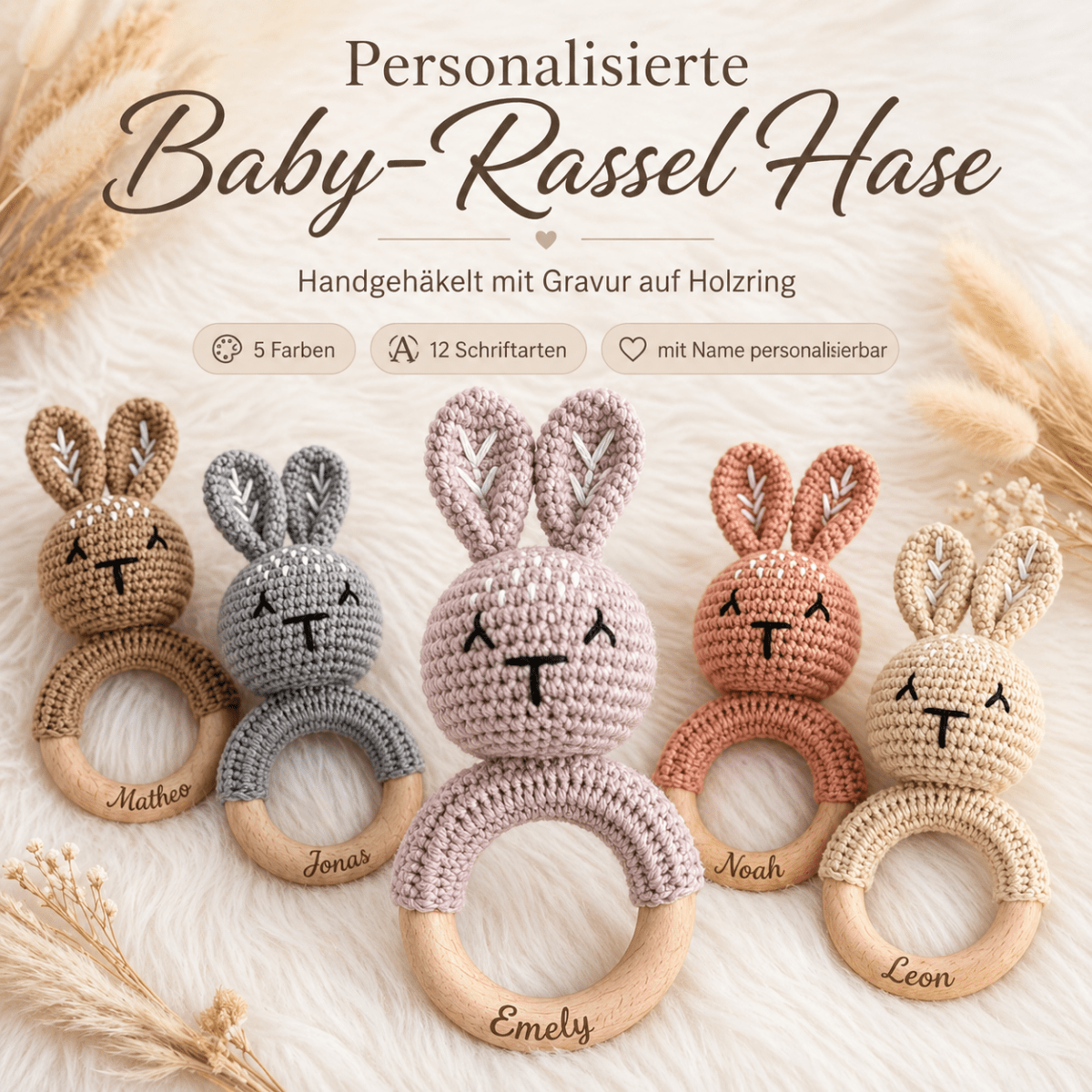 Baby-Rassel Hase Modern personalisiert – Größenvergleich in der Hand