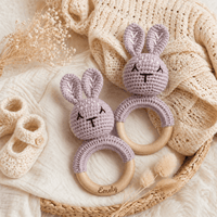 Baby-Rassel Hase Modern personalisiert – Hauptansicht