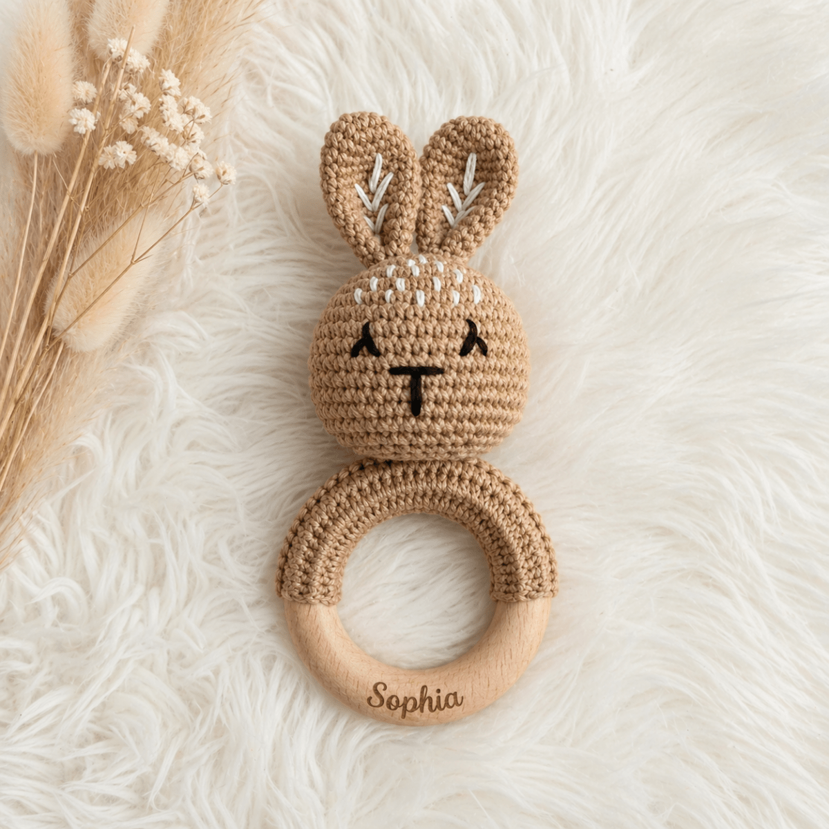 Baby-Rassel Hase Modern personalisiert – Nahaufnahme der Häkelnaht