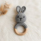 Baby-Rassel Hase Modern personalisiert – Detailaufnahme des Holzrings