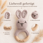 Baby-Rassel Hase Modern personalisiert – Rückseite mit Holzring