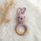 Baby-Rassel Hase Modern personalisiert – Baby greift die Rassel