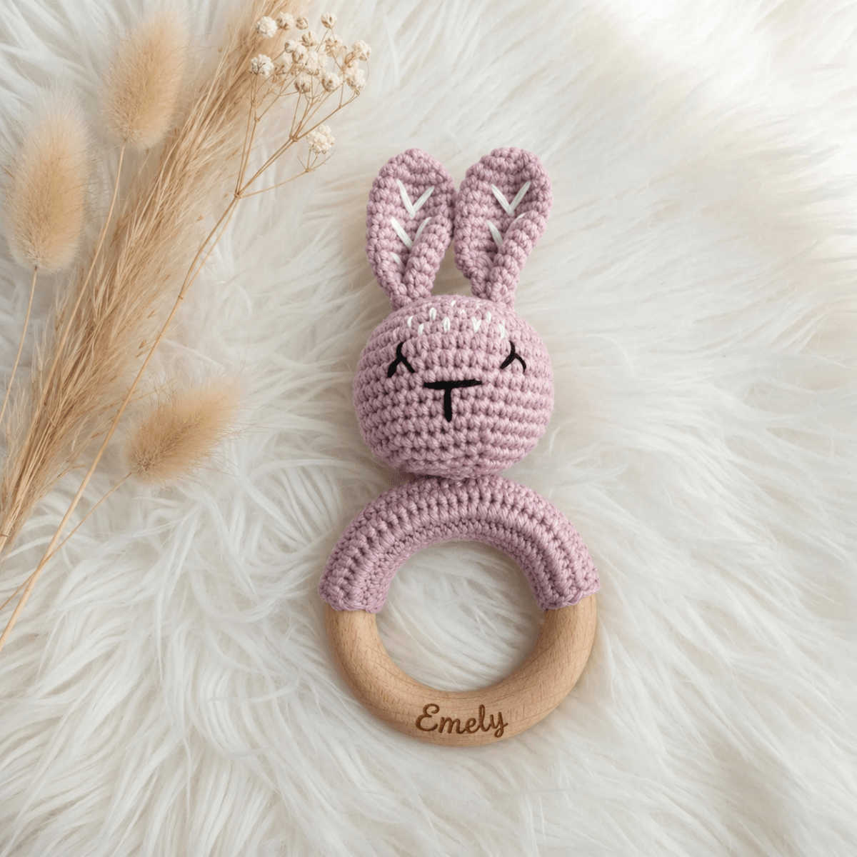 Baby-Rassel Hase Modern personalisiert – Baby greift die Rassel