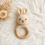 Baby-Rassel Hase Modern personalisiert – In der Geschenkverpackung