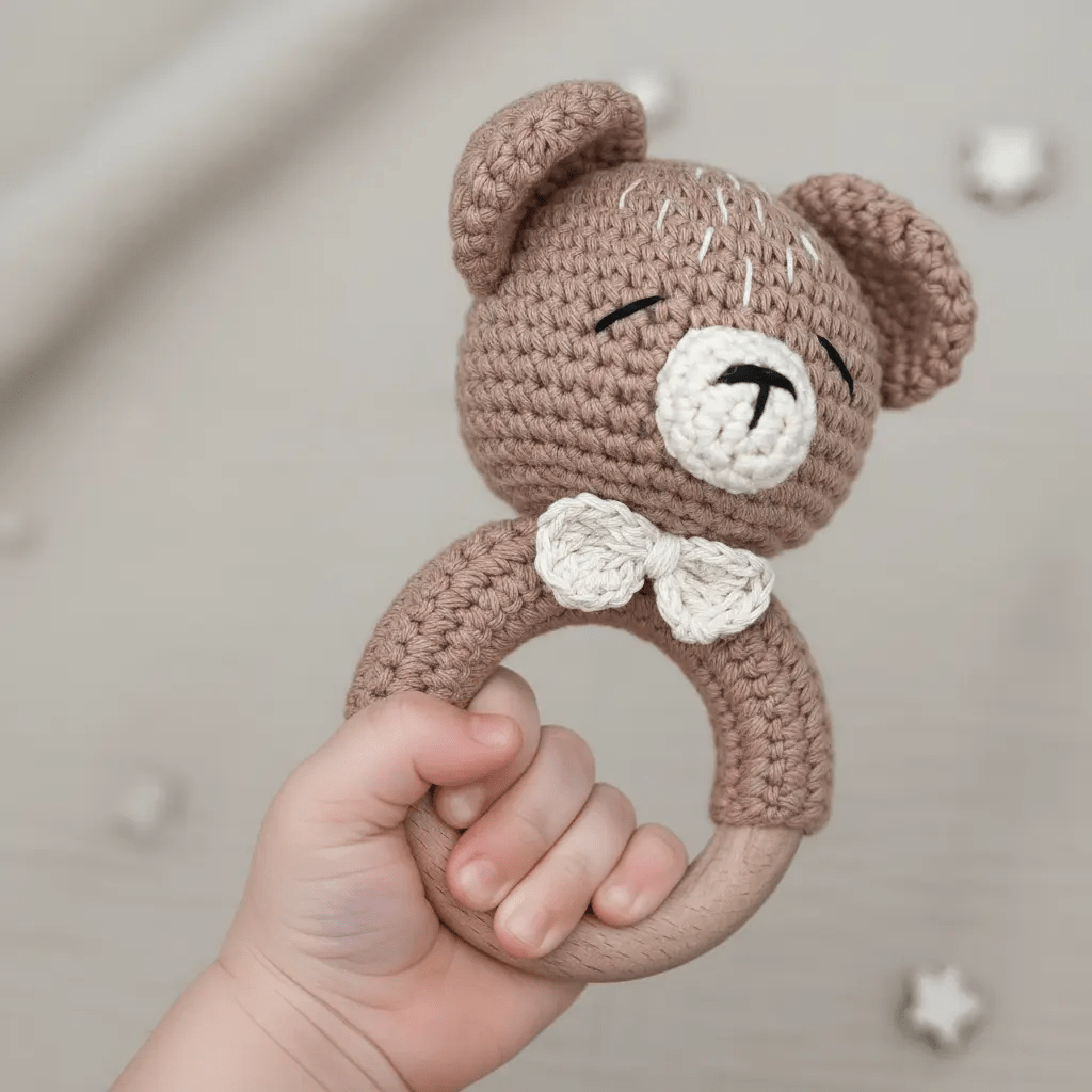 Baby-Rassel Bär personalisiert mit Namen – Materialdetail Häkelgarn und Holz