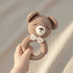Baby-Rassel Bär personalisiert mit Namen – Größenvergleich in der Hand