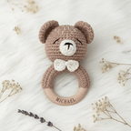 Baby-Rassel Bär personalisiert mit Namen – In der Geschenkverpackung
