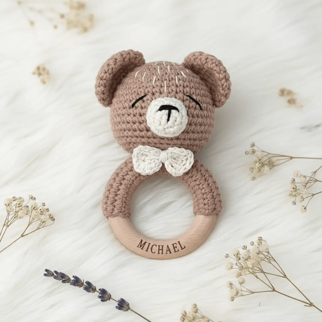 Baby Rassel personalisiert & gehäkelt | Greifling | Brauner Bär - LaserArt Germany