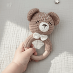 Baby-Rassel Bär personalisiert mit Namen – Frontalansicht mit graviertem Namen