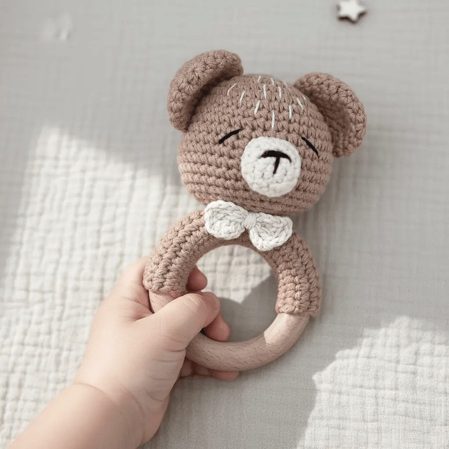 Baby Rassel personalisiert & gehäkelt | Greifling | Brauner Bär - LaserArt Germany