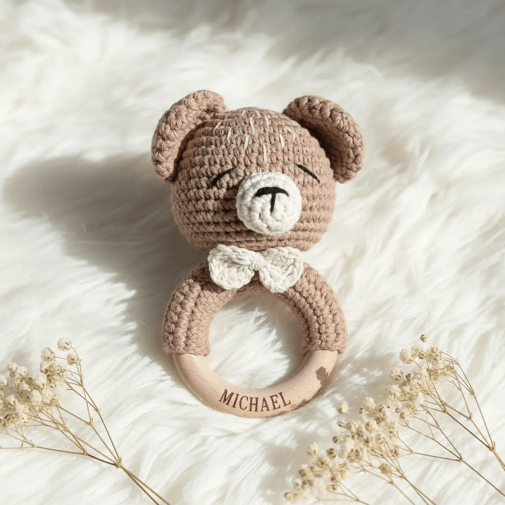 Baby Rassel personalisiert & gehäkelt | Greifling | Brauner Bär - LaserArt Germany