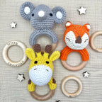 Baby-Rassel Bunte Tiere personalisiert mit Namen – Frontalansicht mit graviertem Namen