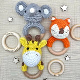 Baby Rassel personalisiert & gehäkelt | Greifling | bunte Tiere - LaserArt Germany