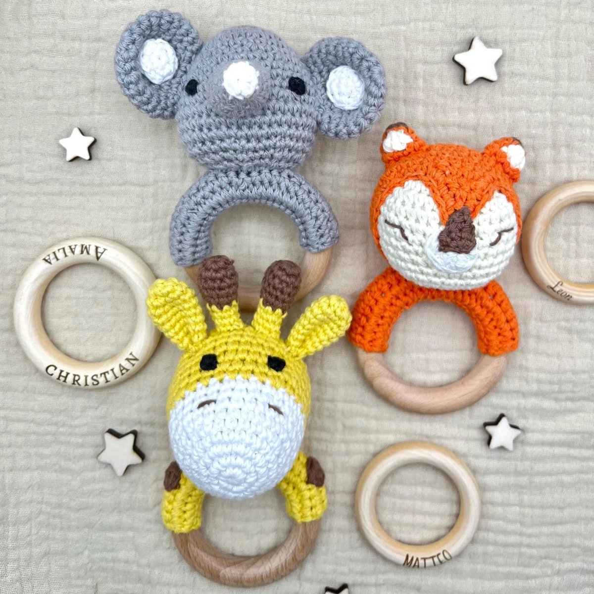 Baby-Rassel Bunte Tiere personalisiert mit Namen – Frontalansicht mit graviertem Namen
