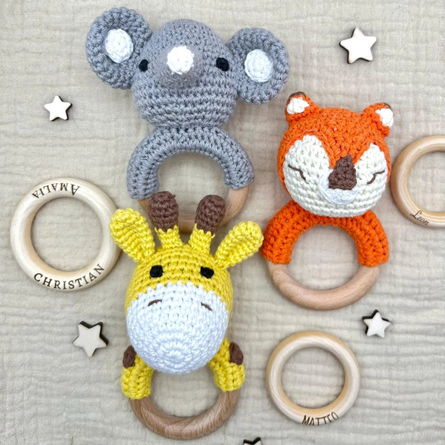 Baby Rassel personalisiert & gehäkelt | Greifling | bunte Tiere - LaserArt Germany