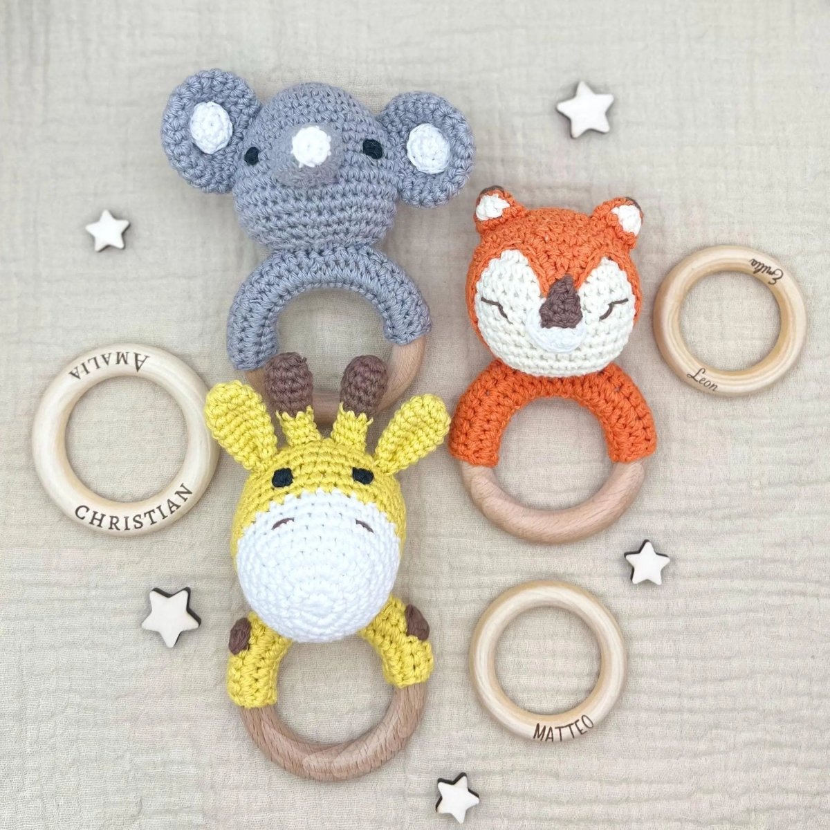 Baby-Rassel Bunte Tiere personalisiert mit Namen – Hauptansicht