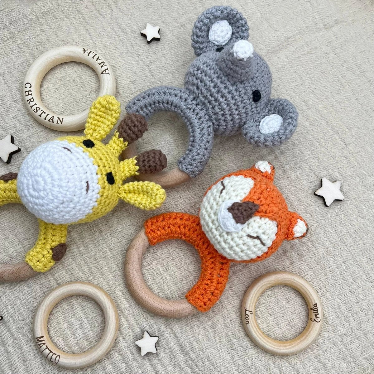 Baby-Rassel Bunte Tiere personalisiert mit Namen – Nahaufnahme der gehäkelten Tierfigur