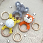 Baby-Rassel Bunte Tiere personalisiert mit Namen – Detailaufnahme der Namensgravur