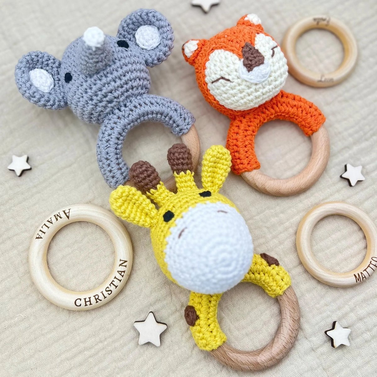 Baby-Rassel Bunte Tiere personalisiert mit Namen – Größenvergleich in der Hand