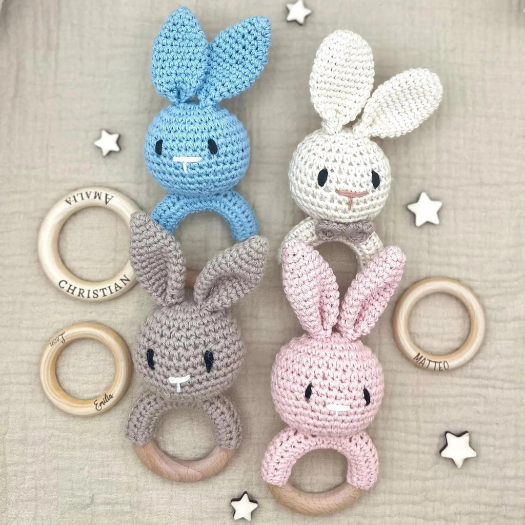 Baby Rassel personalisiert & gehäkelt | Greifling | Hase - LaserArt Germany