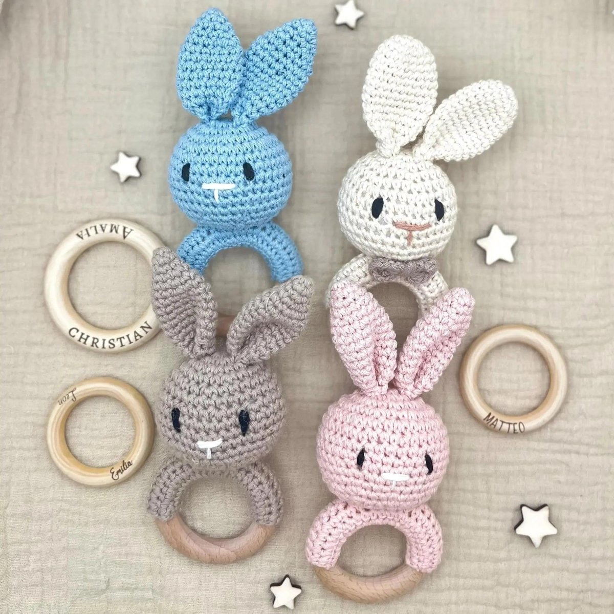Baby-Rassel Hase personalisiert mit Namen – Seitenansicht des Hasenmotivs