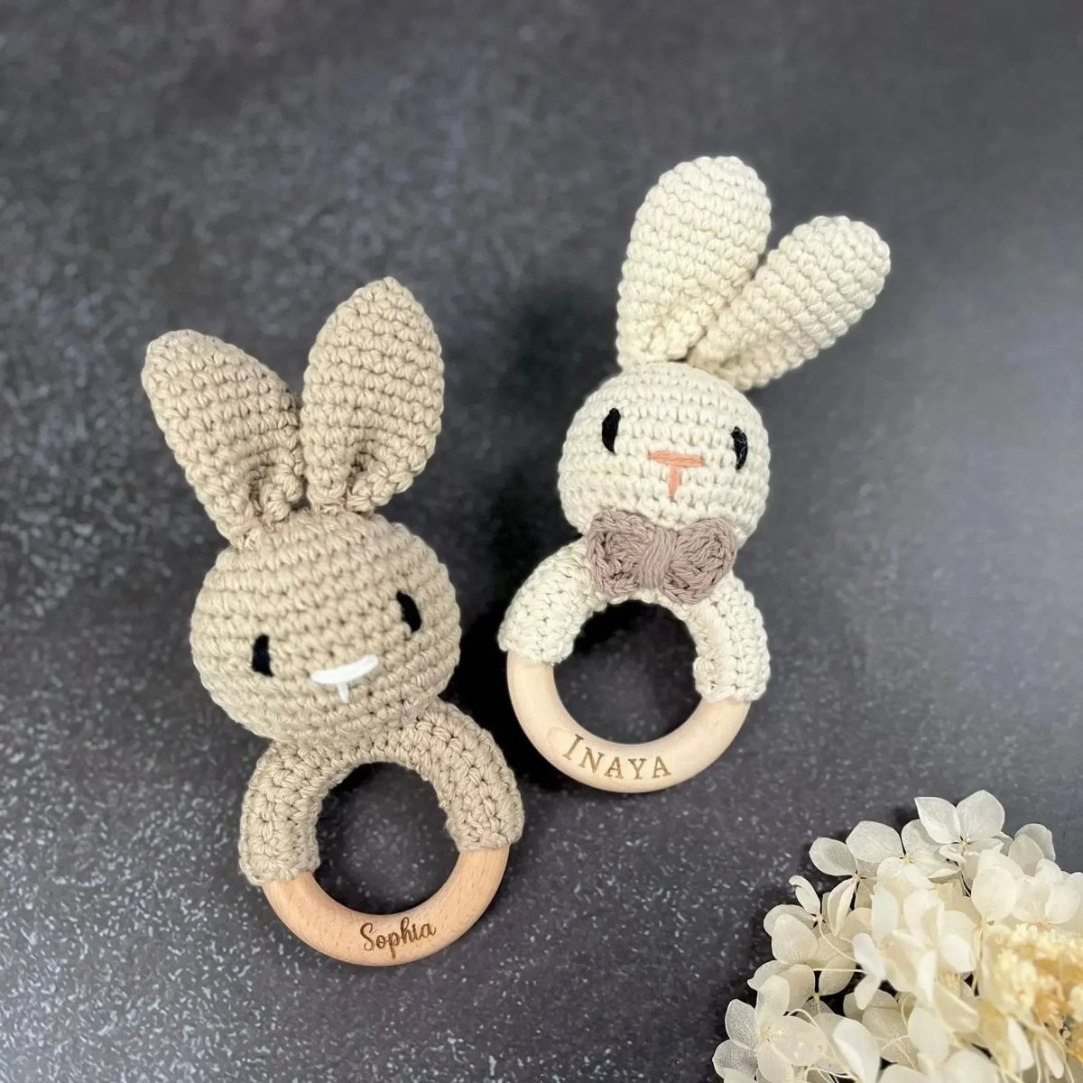 Baby-Rassel Hase personalisiert mit Namen – Baby greift die Rassel