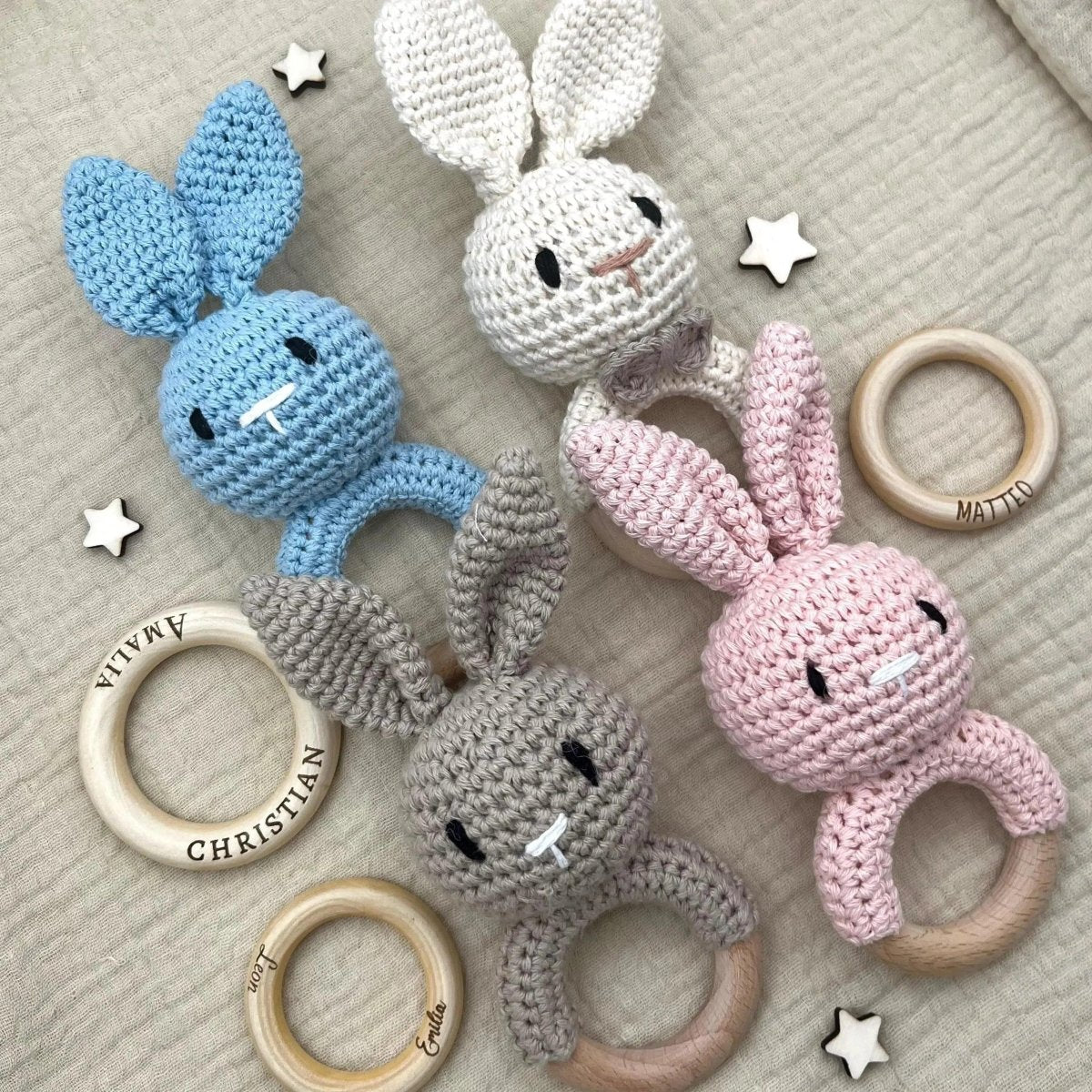 Baby-Rassel Hase personalisiert mit Namen – Detailaufnahme des Holzrings
