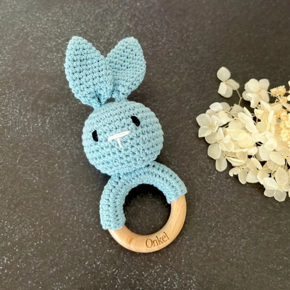 Baby-Rassel Hase personalisiert mit Namen – In der Geschenkverpackung