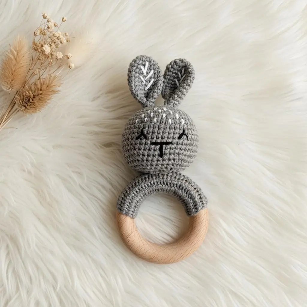 Baby Rassel personalisiert & gehäkelt | Greifling | Hasen modern - LaserArt Germany