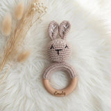 Baby Rassel personalisiert & gehäkelt | Greifling | Hasen modern - LaserArt Germany